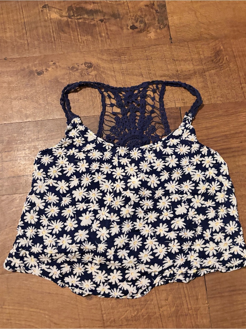 E&M Y2K white & blue daisy print tank top with crochet back